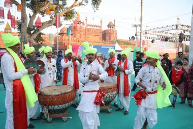 NEW DELHI, INDIA - 28 HAZİRAN: Hindistan 'ın dört bir yanından sanatçılar, 28 Ocak 2025 tarihinde, Kızıl Kale' de, Hindistan 'ın Yeni Delhi kentinde, Bharat Parv 2025' te gösteri yaptılar. Bharat Parv 2025, Ocak ayından itibaren Hindistan 'ın kültür ve mirasının altı günlük bir kutlamasıdır.