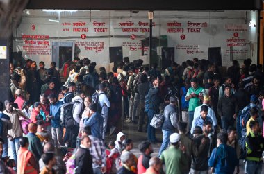 NEW DELHI, INDIA - 17 Şubat 2025 'te Yeni Delhi Tren İstasyonu üzerinde görülen yolcular, 17 Şubat 2025' te Yeni Delhi, Hindistan 'da 18 kişinin ölümüyle sonuçlanan Stampede' den bir gün sonra. 