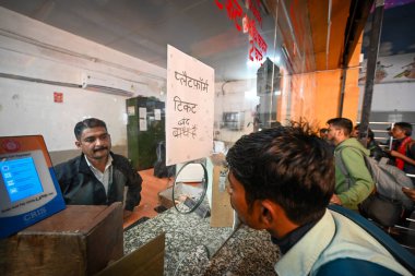 NEW DELHI, INDIA - 17 FEBRUARY: Demiryollarının Yeni Delhi Tren İstasyonu 'ndaki Platform biletlerinin satışını durdurma kararı almasından bir gün sonra 18 kişinin öldüğü bildirildi. 