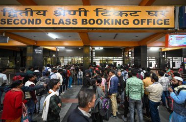 NEW DELHI, INDIA - 17 FEBRUARY 2025: Demiryollarının Platform Biletleri satışını durdurma kararı almasından bir gün sonra insanların ölümüyle sonuçlanan Stampede 'dan sonraki gün Bilet satın almak için uzun kuyruklar oluşturuldu.