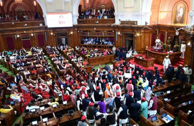 Samajwadi Partisi milletvekilleri protesto ederken Vali Anandiben Patel 18 Şubat 2025 tarihinde Hindistan 'ın Lucknow kentinde UP meclisinde bütçe toplantısının ilk gününde bir pankart gösterdiler.. 