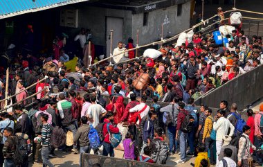 NEW DELHI, INDIA - 17 Şubat 2025 'te Yeni Delhi, Hindistan' da meydana gelen Stampede 'den bir gün sonra Yeni Delhi Tren İstasyonu üzerinde görülen Yolcu kalabalığı 18 kişinin ölümüyle sonuçlandı. 