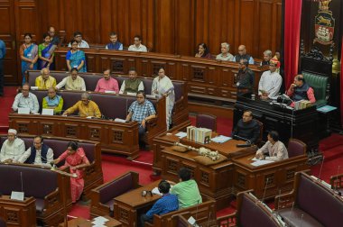 KOLKATA, INDIA - 18 Şubat: Başbakan Mamata Banerjee 17 Şubat 2025 tarihinde Hindistan 'ın Kolkata kentinde Batı Bengal Yasama Meclisi' nde Devlet Bütçesi hakkında konuştu. Batı Bengal 'deki BJP milletvekilleri Trinamool Kongresi' ni protesto etti. 