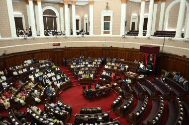 KOLKATA, INDIA - FEBRUARY 18: Muhalefet Suvendu Adhikari Lideri de dahil olmak üzere 4 BJP milletvekilinin Meclis 'ten ihraç edilmesi üzerine Devlet Bütçesi konulu tartışmalar sırasında Batı Bengal Yasama Meclisinde boş koltuklar görülüyor 