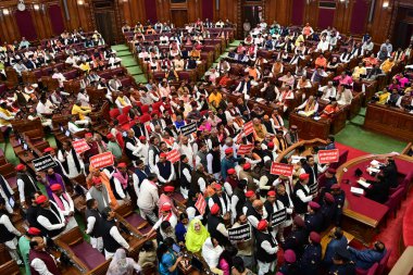 Samajwadi Partisi milletvekilleri protesto ederken Vali Anandiben Patel 18 Şubat 2025 tarihinde Hindistan 'ın Lucknow kentinde UP meclisinde bütçe toplantısının ilk gününde bir pankart gösterdiler.. 