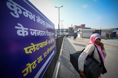 NEW DELHI, INDIA - 17 Şubat 2025 'te Yeni Delhi Tren İstasyonu üzerinde görülen yolcular, 17 Şubat 2025' te Yeni Delhi, Hindistan 'da 18 kişinin ölümüyle sonuçlanan Stampede' den bir gün sonra. 