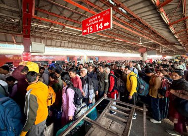 NEW DELHI, INDIA - 17 Şubat 2025 tarihinde Yeni Delhi, Hindistan 'da 18 kişinin ölümüyle sonuçlanan Stampede' den bir gün sonra Yeni Delhi Tren İstasyonu 'nda trene binmeye çalışan Yolcu kalabalığı. 