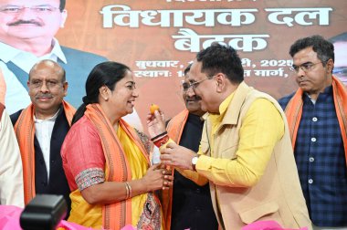 NEW DELHI, INDIA - 19 FEBRUARY: Delhi Genel Sekreteri, 19 Şubat 2025 'te Delhi BJP' de yapılan parti toplantısında adının BJP Genel Sekreteri olarak açıklanmasının ardından Rakha Gupta 'nın diğer parti tarafından tebrik edilmesi