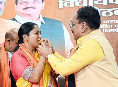 NEW DELHI, INDIA - 19 FEBRUARY: Delhi Genel Sekreteri, 19 Şubat 2025 'te Delhi BJP' de yapılan parti toplantısında adının BJP Genel Sekreteri olarak açıklanmasının ardından Rakha Gupta 'nın diğer parti tarafından tebrik edilmesi