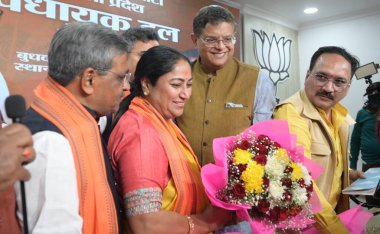 NEW DELHI INDIA FEBRUARY 19 Şubat 2025 Delhi Genel Sekreteri Rakha Gupta 'yı 19 Şubat 2025 tarihinde Yeni Delhi Hindistan Rekha Gupta' da yapılacak BJP meclis toplantısına katılmak üzere parti ofisinde atadı. Perşembe günü Ramlil 'de Delhis başkanı olarak yemin edecek.