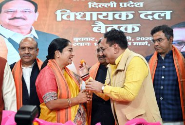 NEW DELHI INDIA FEBRUARY 19 Şubat 2025 Delhi Genel Sekreteri Rakha Gupta, 19 Şubat 2025 tarihinde Delhi 'de yapılan BJP milletvekili toplantısında Delhi başbakanı olarak ilan edildikten sonra diğer parti tarafından tebrik edildi.