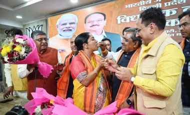 NEW DELHI INDIA FEBRUARY 19 Şubat 2025 BJP milletvekili Rekha Gupta, 19 Şubat 2025 tarihinde Delhi 'deki Yeni Delhi Hindistan Rekh' da yapılan BJP meclis toplantısında Delhi 'nin başkanı olarak ilan edildikten sonra diğer parti tarafından tebrik edildi.
