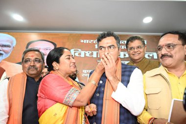 NEW DELHI INDIA 19 FEBRUARY 1925 Delhi Genel Bakanı Rakha Gupta BJP lideri Ravi Shankar Prasad OP Dhankar Delhi BJP başkanı Virendra Sachdeva BJP 'nin genel başkanı seçildikten sonra 