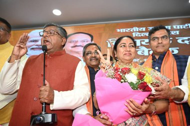 NEW DELHI INDIA 19 FEBRUARY 1925 Delhi Genel Bakanı Rakha Gupta BJP lideri Ravi Shankar Prasad OP Dhankar Delhi BJP başkanı Virendra Sachdeva BJP 'nin genel başkanı seçildikten sonra 