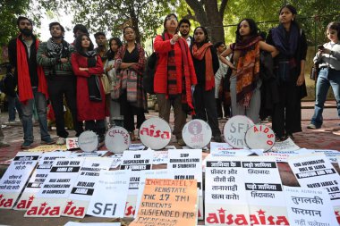 NEW DELHI INDIA FEBRUARY 1925 AISA SFI AIDSO ve diğer sol bağlantılı öğrenci örgütleri Jamia Millia İslami yönetimi tarafından Jantar Mantar 'daki kampüs gösterilerine katıldıkları için askıya alınan 17 öğrenciyle dayanışma içinde protesto