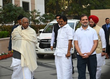 NEW DELHI INDIA 19 FEBRUARY 1925 Kongre Başkanı Mallikarjun Kharge ile Lok Sabha 'daki Rahul Gandhi LOP, 19 Şubat 2025' te AICC 9A Kotla Marg Karargahı 'ndaki Meclis Genel Sekreterleri ve Devlet Toplantısı' na katılmak üzere geldiler. 