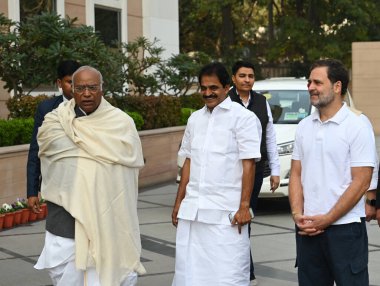 NEW DELHI INDIA 19 Şubat 2025 Kongre Başkanı Mallikarjun Kharge ve Lok Sabha 'daki Rahul Gandhi LOP, 19 Şubat 2025' te Yeni Delhi 'deki AICC 9A Kotla Marg Karargahı' nda düzenlenen toplantıya katılmak için geldiler.