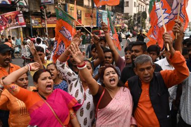 KOLKATA INDIA FEBRUARY 19 FEBRUARY 1925 Bharatiya Janata Partisi BJP üyeleri, 19 Şubat 2025 tarihinde Kolkata Hindistan 'da Kumbha Mela hakkındaki sözlerinin başbakanı olduğu iddia edilen Mamata Banerjees' e karşı bir protesto gösterisi düzenledi.