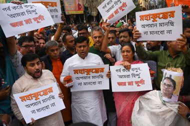 KOLKATA INDIA FEBRUARY 19. 2025 Birlik Eğitim ve Devlet Bakanı Sukanta Majumdar ile Bharatiya Janata Partisi BJP üyeleri, Kumbha Mela 'nın Fe hakkındaki iddiaları üzerine bir protesto gösterisi düzenlediler.