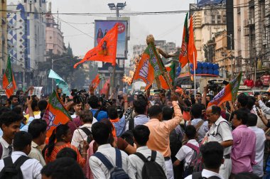 KOLKATA INDIA FEBRUARY 19 FEBRUARY 1925 Bharatiya Janata Partisi BJP üyeleri, 19 Şubat 2025 tarihinde Kolkata Hindistan 'da Kumbha Mela hakkındaki sözlerinin başbakanı olduğu iddia edilen Mamata Banerjees' e karşı bir protesto gösterisi düzenledi.