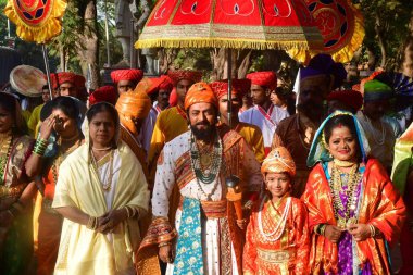 MUMBAI INDIA FEBRUARY 192025 Chhatrapati Shivaji Maharaj gibi giyinmiş bir adam NCP tarafından Chhatrapati Shivaji Maharaj 'ın 19 Şubat 2025' te Mumbai Hindistan 'da doğum yıldönümünü kutlamak için düzenlenen Swarajya Haftası mitingine katılıyor.