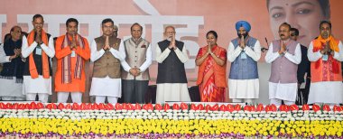 NEW DELHI İNDİYA 20 Şubat 2025 tarihinde Yeni Delhi 'de düzenlenen yemin töreninde Başbakan Narendra Modi ve yeni yeminli diğer devlet adamları Rekha Gupta ve diğer bakanlar Yeni Delhi Hindistan' da 20 Şubat 2025 tarihinde yemin ettiler. 