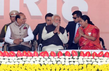 NEW DELHI INDIA FEBRUARY 20 Şubat 2025 Başbakan Narendra Modi ve Vali Yardımcısı VK Saxena Delhi CM ile Rekha Gupta, yeni seçilen Delhi hükümetinin yemin töreninde 20 Şubat 2025 tarihinde Yeni Delhi Hindistan 'da