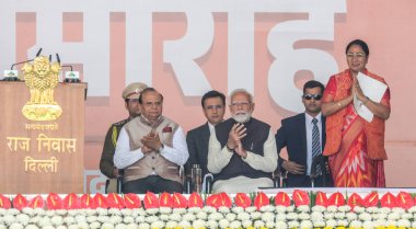 NEW DELHI INDIA FEBRUARY 20 Şubat 2025 Başbakan Narendra Modi ve Vali Yardımcısı VK Saxena Delhi CM ile Rekha Gupta, yeni seçilen Delhi hükümetinin yemin töreninde 20 Şubat 2025 tarihinde Yeni Delhi Hindistan 'da