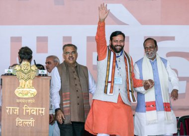 NEW DELHI INDIA FEBRUARY 20 Şubat 2025 Haryana Genel Sekreteri Nayab Singh Saini, Delhi CM Rekha Gupta ve kabine bakanlarının 20 Şubat 2025 tarihinde Yeni Delhi 'de düzenlenen yemin töreninde Ramlila topraklarına geldi. 