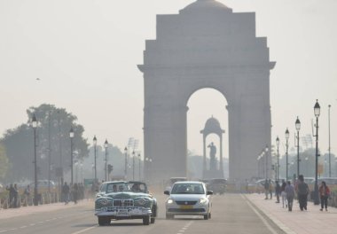 21 Şubat 2025 'te Kartavya Yolu' nda düzenlenen 21. Silah Selamlama Vintage Car mitinginde 21 Şubat 2025 'te Yeni Delhi Hindistan Fotoğrafı: Sonu Mehta Hindustan Times
