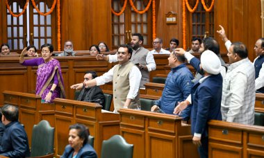 NEW DELHI INDIA FEBRUARY 24 Şubat 2025 LoP ve AAP MLA Atishi AAP MLA MLA 8. Yasama Meclisi 'nin açılış oturumunda sloganlar atarak Yeni Delhi Vidhan Sabha 24 Şubat 2025 tarihinde Yeni Delhi Hindistan' da Raj K Raj Hindus