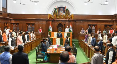 NEW DELHI INDIA FEBRUARY 24 Şubat 2025 Delhi Genel Sekreteri Rekha Gupta ve kabine bakanları ve LoP ve AAP MLA Atishi ve diğer MLA 'lar 8. Yasama Meclisi' nin 24 Şubat 2025 tarihinde Meclis Binası 'ndaki açılış oturumunda 