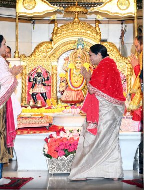 NEW DELHI INDIA FEBRUARY 24. 2025 Delhi Genel Sekreteri Rekha Gupta, 24 Şubat 2025 'te Yeni Delhi' de yapılacak toplantı için Vidhan Sabha 'ya gitmeden önce Jhandewalan Tapınağı' nda namaz kılıyor. 