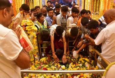 NOIDA, INDIA - 26 Şubat 2025 'te Hindistan' ın Noida kentinde, Hanuman Tapınağı Sektörü 20 'deki Maha Shivaratri festivali vesilesiyle bir tapınakta ibadet edenler. 