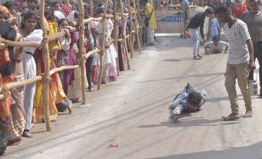 GHAZIABAD, INDIA - 26 Şubat 2025 'te Hindistan' ın Gaziabad kentinde Maha Shivratri münasebetiyle Dudheshwar Nath tapınağının dışında uzun kuyruklar oluşturuldu. Maha Shivratri, Hindu fanatikler için en hayırlı festivallerden biridir.. 