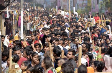 GHAZIABAD, INDIA - 26 Şubat 2025 'te Hindistan' ın Gaziabad kentinde Maha Shivratri münasebetiyle Dudheshwar Nath tapınağının dışında uzun kuyruklar oluşturuldu. Maha Shivratri, Hindu fanatikler için en hayırlı festivallerden biridir.. 