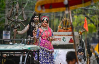 NEW DELHI, INDIA - 26 Şubat 2025 tarihinde Yeni Delhi, Hindistan 'da Maha Shivratri vesilesiyle Shiv Barat (Lord Shiva' nın düğün alayı) sırasında Lord Shiv gibi giyinmiş sanatçılar. 
