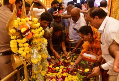 NOIDA, INDIA - 26 Şubat 2025 'te Hindistan' ın Noida kentinde, Hanuman Tapınağı Sektörü 20 'deki Maha Shivaratri festivali vesilesiyle bir tapınakta ibadet edenler. 