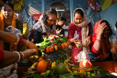 NOIDA, INDIA - 26 Şubat 2025 'te Hindistan' ın Noida kentinde, Hanuman Tapınağı Sektörü 20 'deki Maha Shivaratri festivali vesilesiyle bir tapınakta ibadet edenler. 