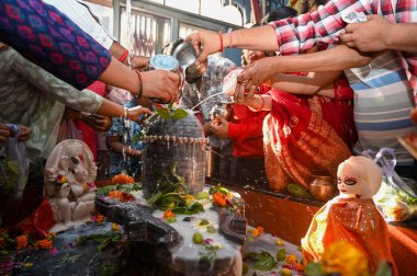NOIDA, INDIA - 26 Şubat 2025 'te Hindistan' ın Noida kentinde, Hanuman Tapınağı Sektörü 20 'deki Maha Shivaratri festivali vesilesiyle bir tapınakta ibadet edenler. 