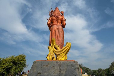 NEW DELHI, INDIA - 26 Şubat 2025 'te Hindistan' ın Yeni Delhi kentinde Maha Shivratri 'nin Mangal Mahadev Mandir' de (Shiv Murti) namaz kılması için yüzlerce dindar gelir.. 