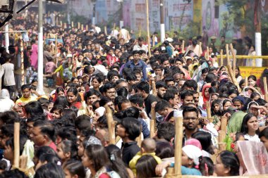 GHAZIABAD, INDIA - 26 Şubat 2025 'te Hindistan' ın Gaziabad kentinde Maha Shivratri münasebetiyle Dudheshwar Nath tapınağının dışında uzun kuyruklar oluşturuldu. Maha Shivratri, Hindu fanatikler için en hayırlı festivallerden biridir.. 