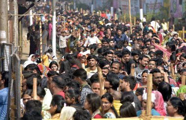 GHAZIABAD, INDIA - 26 Şubat 2025 'te Hindistan' ın Gaziabad kentinde Maha Shivratri münasebetiyle Dudheshwar Nath tapınağının dışında uzun kuyruklar oluşturuldu. Maha Shivratri, Hindu fanatikler için en hayırlı festivallerden biridir.. 