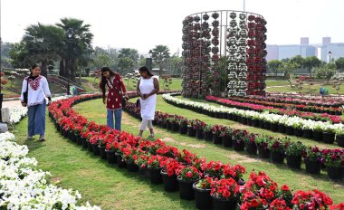 NEW DELHI, İNDİYA - 1 Mart: Teğmen Vali Delhi Vinai Kumar Saxena NDMC Başkanı Keshav Chandra ve diğer memurlarla birlikte 1 Mart 2025 'te Central Park, Connaught Place' de düzenlenen NDMC Çiçek Festivali 'nin açılışında