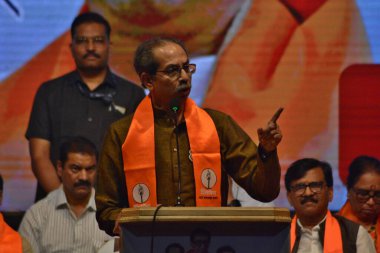 Shiv Sena UBT Başkanı Uddhav Thackray, Milletvekili Sanjay Raut ve Mulund 'daki Kalidas Hall' da düzenlenen Shiv Sena UBT işçi mitinginde parti liderleri, 9 Mart 2025 'te Mumbai, Hindistan' da yapılacak belediye seçimlerinin arka planında. 