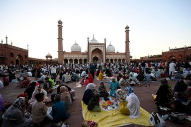 Yeni DELHI, INDIA - İnsanlar Delhi ikonik Jama Mescidi 'nde 2 Mart 2025' te Hindistan 'ın Yeni Delhi şehrinde, Kutsal Ay' ın ilk Ramzan 'ında oruç tutmak için toplandılar. T