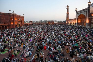Yeni DELHI, INDIA - İnsanlar Delhi ikonik Jama Mescidi 'nde 2 Mart 2025' te Hindistan 'ın Yeni Delhi şehrinde, Kutsal Ay' ın ilk Ramzan 'ında oruç tutmak için toplandılar. T