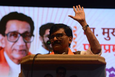 Shiv Sena UBT Milletvekili Sanjay Raut, 9 Mart 2025 'te Hindistan' da yapılacak Mumbai belediye seçimlerinin arka planında, Mulund 'daki Kalidas Hall' da Shiv Sena UBT işçi mitinginde işçilere seslendi.. 