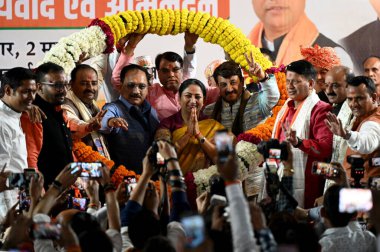 NEW DELHI, INDIA - 2 Mart 2025: Delhi BJP Poorvanchal Morcha, Delhi Genel Sekreteri Rekha Gupta, Delhi Pradesh BJP Başkanı Virendra Sachdeva ve milletvekili Manoj Tiwari 'yi 2 Mart 2025' te Yeni Delhi, Hindistan 'da kutladılar.. 