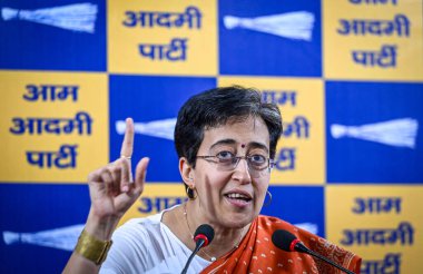NEW DELHI, INDIA - AAP lideri Atishi, 8 Mart 2025 tarihinde Hindistan 'ın Yeni Delhi kentinde Mahila Samriddhi Yojana için Delhi Hükümeti' nin kaynak tahsisi konulu basın toplantısında bir konuşma yaptı..